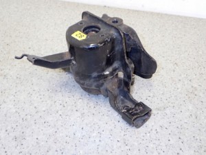 TOYOTA YARIS II 1.4 D4D 09- PODUSZKA SILNIKA PRAWA LIFT 1/7 MINIATURA