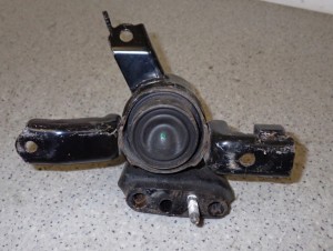 TOYOTA YARIS II 1.4 D4D 09- PODUSZKA SILNIKA PRAWA LIFT 6/7 MINIATURA