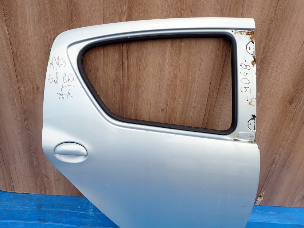 TOYOTA AYGO 05-12 5d DRZWI TYLNE PRAWE 8R0 2/10