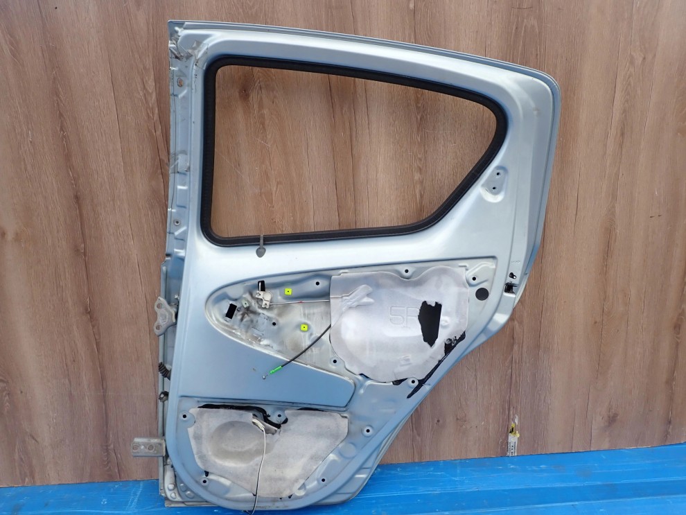 TOYOTA AYGO 05-12 5d DRZWI TYLNE PRAWE 8R0 9/10