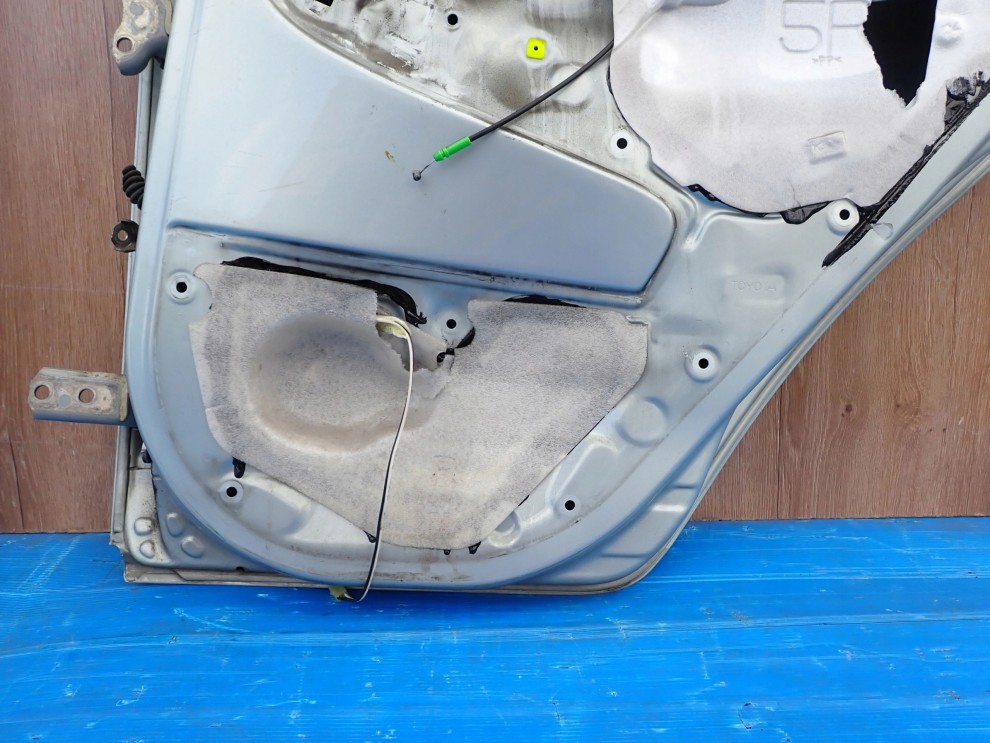 TOYOTA AYGO 05-12 5d DRZWI TYLNE PRAWE 8R0 10/10