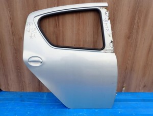TOYOTA AYGO 05-12 5d DRZWI TYLNE PRAWE 8R0