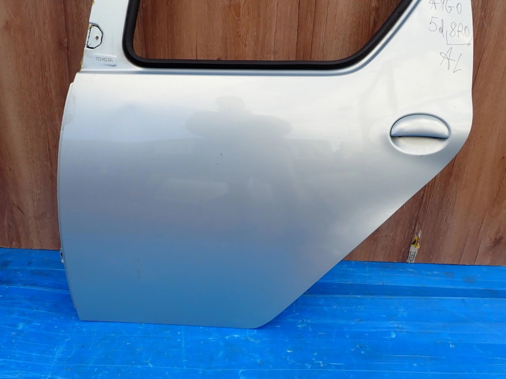 TOYOTA AYGO 05-12 5d DRZWI TYLNE LEWE 8R0 5/10