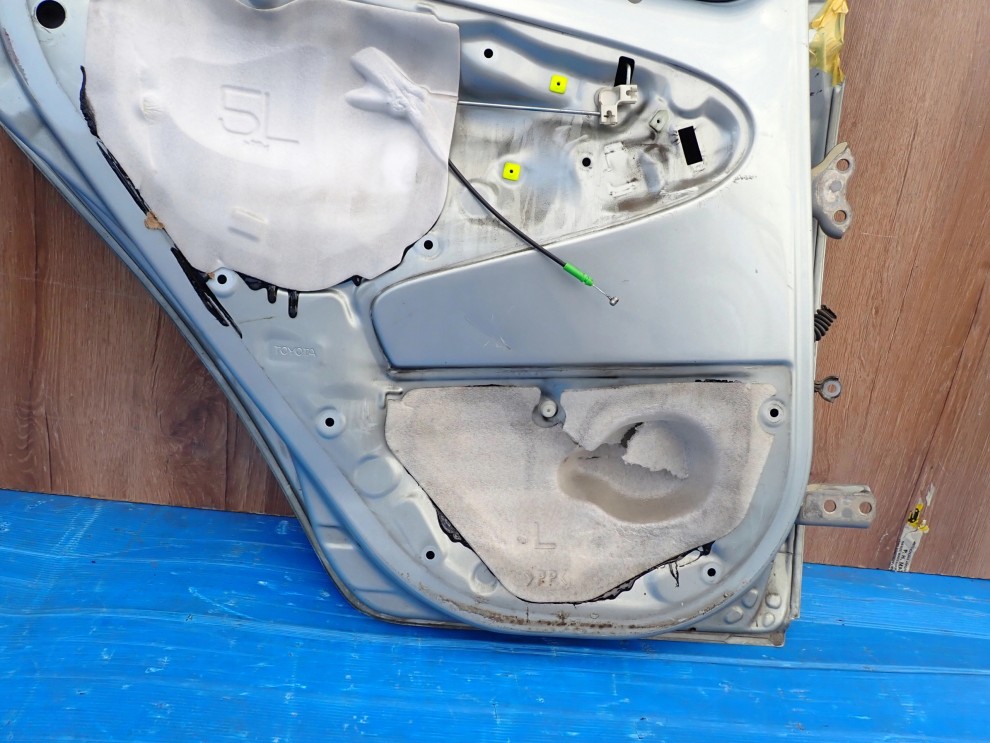 TOYOTA AYGO 05-12 5d DRZWI TYLNE LEWE 8R0 10/10