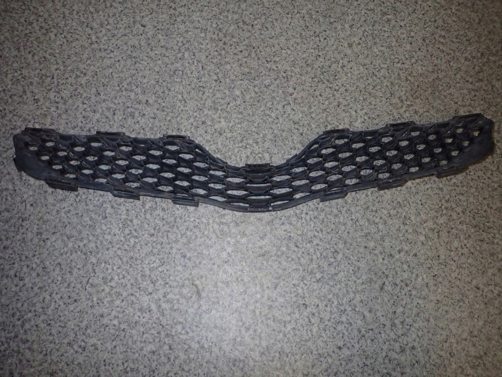 TOYOTA YARIS II 09-11 ATRAPA KRATKA ZDERZAKA 2/4