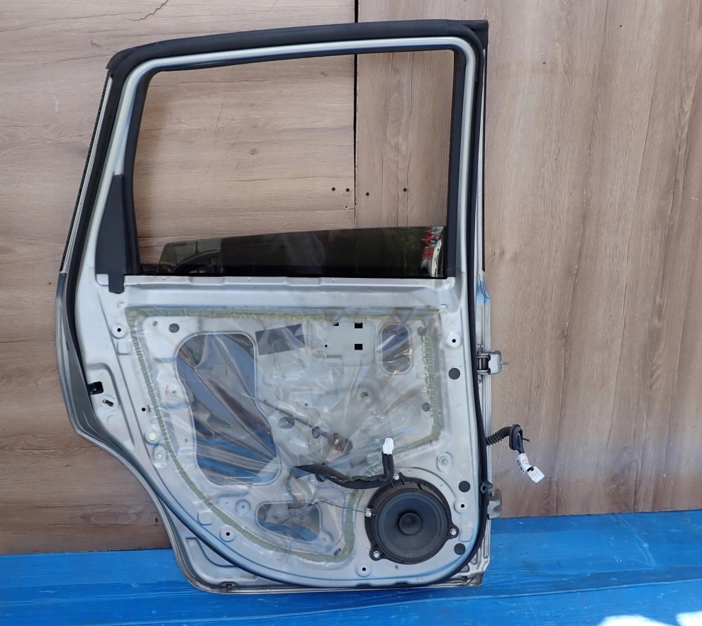 NISSAN NOTE E11 06-12 DRZWI TYLNE LEWE KY0 8/9