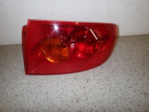 MAZDA 3 MAZDA3 BK SEDAN 03-05 LAMPA TYLNA PRAWA ZEWNĘTRZNA