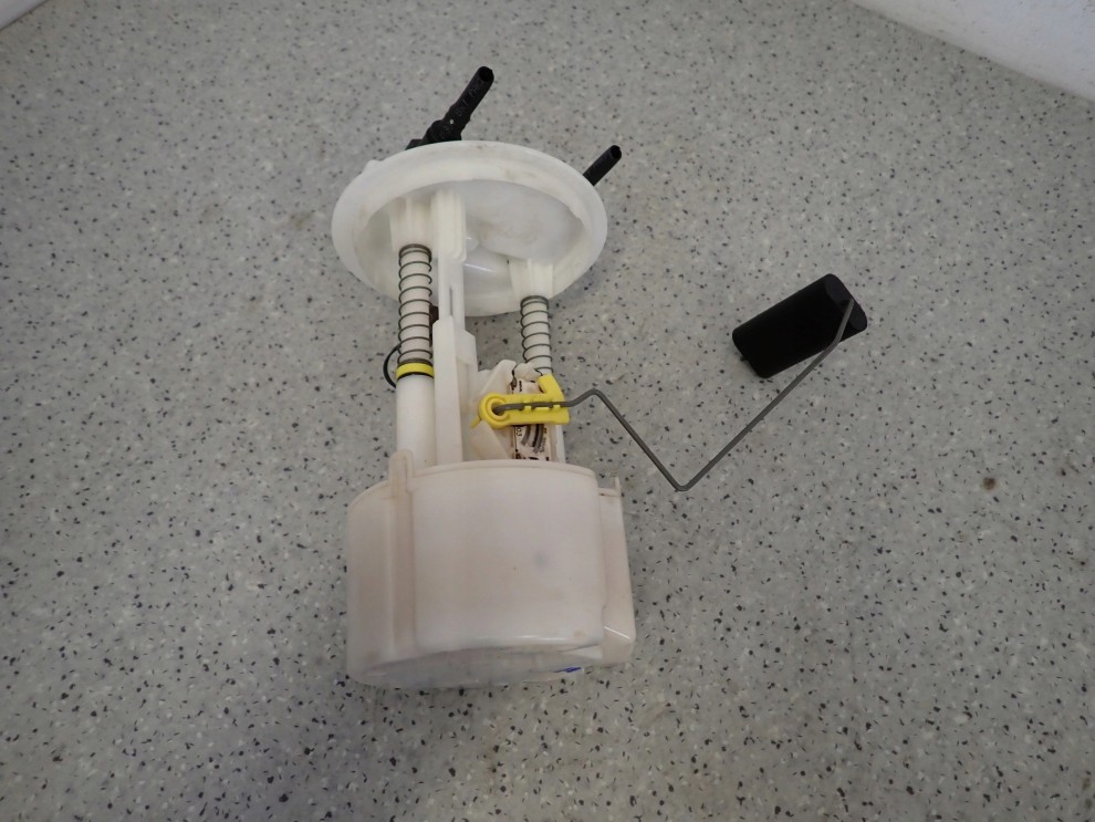 NISSAN NOTE E11 06-11 1.5 DCI CZUJNIK POZIOMU PALIWA 2/5