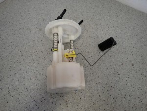 NISSAN NOTE E11 06-11 1.5 DCI CZUJNIK POZIOMU PALIWA 2/5 MINIATURA