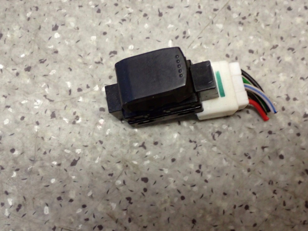 SUZUKI ALTO 09-14 PRZEŁĄCZNIK SZYBY PRZEDNI PRAWY 3/4