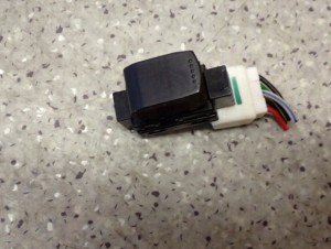 SUZUKI ALTO 09-14 PRZEŁĄCZNIK SZYBY PRZEDNI PRAWY 3/4 MINIATURA