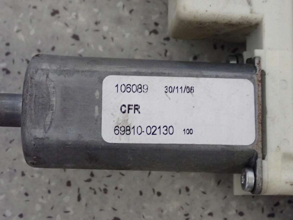 TOYOTA COROLLA E12 02- PODNOŚNIK SZYBY PRZEDNI PRAWY 3/5