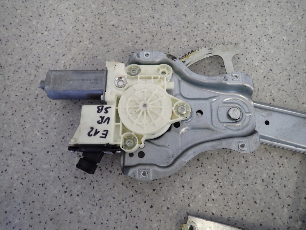 TOYOTA COROLLA E12 02- PODNOŚNIK SZYBY PRZEDNI PRAWY 4/5