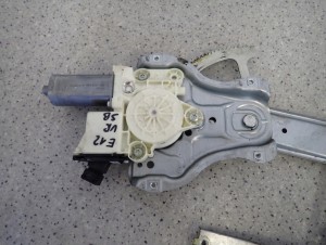 TOYOTA COROLLA E12 02- PODNOŚNIK SZYBY PRZEDNI PRAWY 4/5 MINIATURA