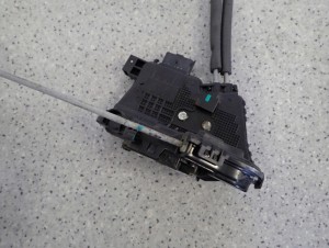 KIA SOUL I 09- ZAMEK DRZWI TYLNY PRAWY 2/8 MINIATURA