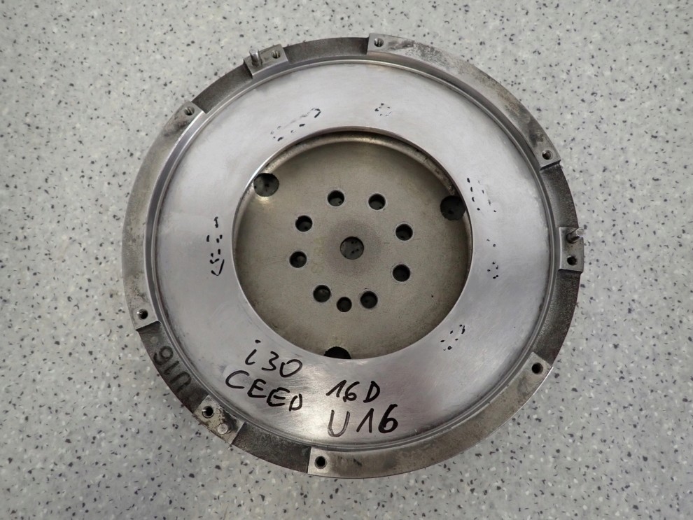 HYUNDAI i30 KIA CEED 1.6 CRDi 06-11 KOŁO ZAMACHOWE U1.6 1/10