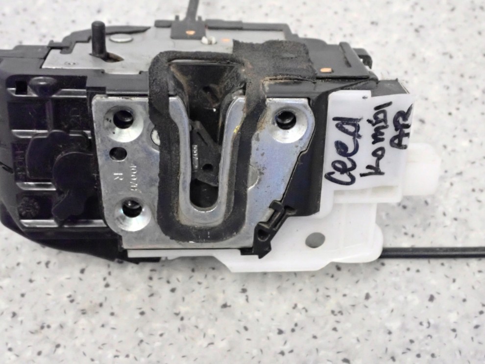 KIA CEED KOMBI 06-11 ZAMEK DRZWI TYLNY PRAWY 3/8