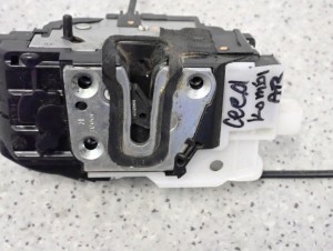 KIA CEED KOMBI 06-11 ZAMEK DRZWI TYLNY PRAWY 3/8 MINIATURA