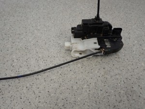 KIA CEED KOMBI 06-11 ZAMEK DRZWI TYLNY PRAWY 6/8 MINIATURA