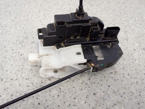 KIA CEED KOMBI 06-11 ZAMEK DRZWI TYLNY PRAWY 7/8 MINIATURA