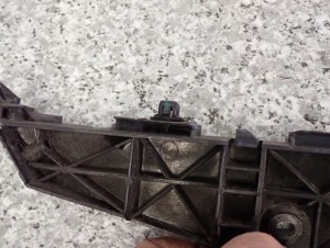 TOYOTA COROLLA E12 HB 02-07 ŚLIZG ZDERZAKA TYLNY LEWY 8/8 MINIATURA