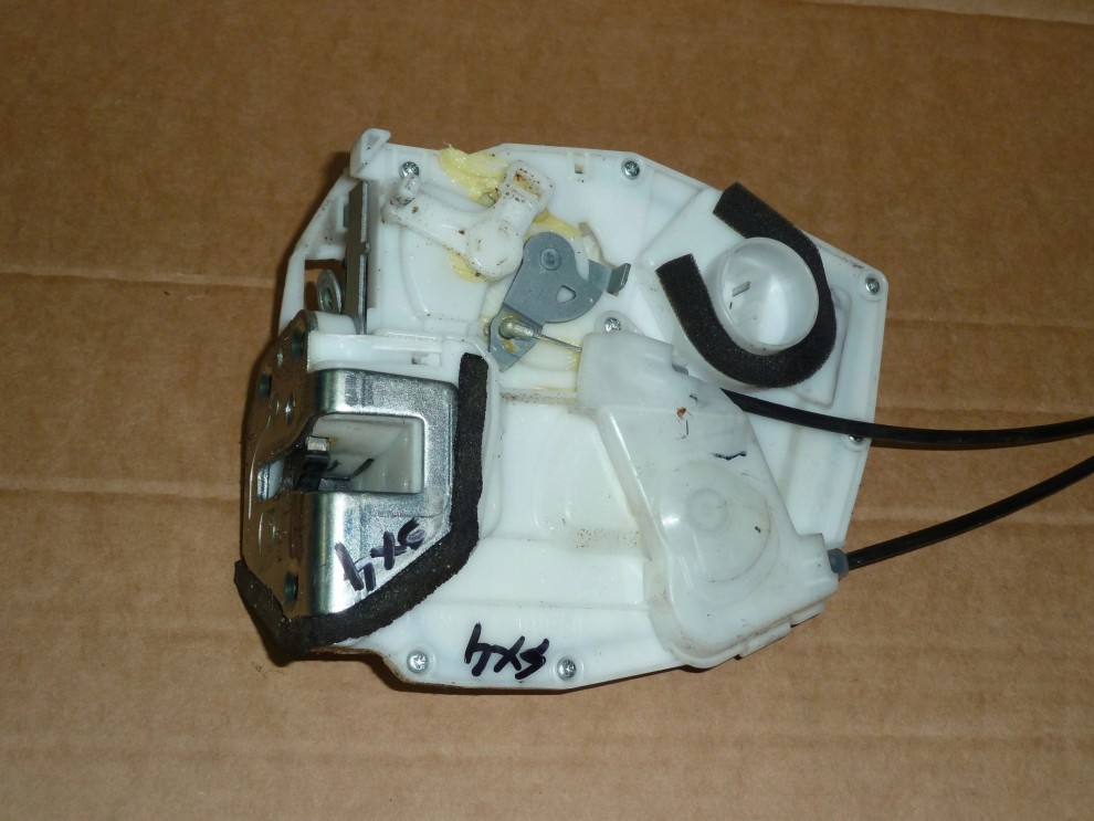 SUZUKI SX4 06-13 ZAMEK DRZWI TYLNY PRAWY TYŁ 1/1