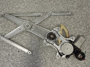 TOYOTA YARIS 3d 5d JP 99- PODNOŚNIK SZYBY PRAWY 1/5 MINIATURA