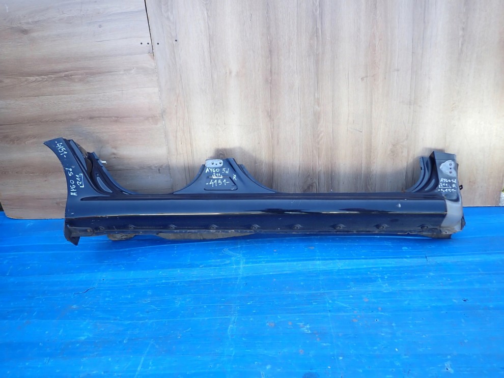 TOYOTA AYGO 06-12 PRÓG PRAWY 211 1/12