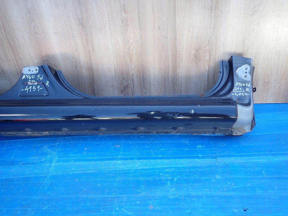 TOYOTA AYGO 06-12 PRÓG PRAWY 211 3/12