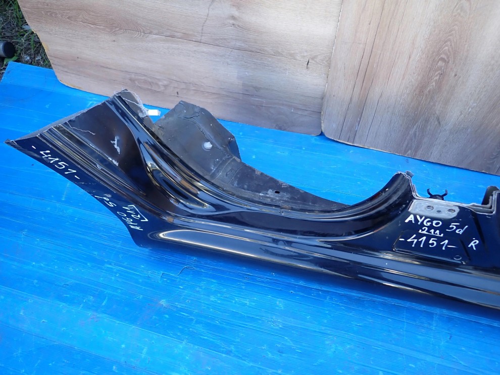 TOYOTA AYGO 06-12 PRÓG PRAWY 211 6/12