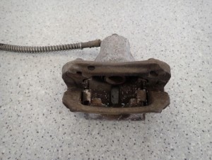 KIA CARENS III 06-11 ZACISK HAMULCOWY TYLNY PRAWY 4/5 MINIATURA