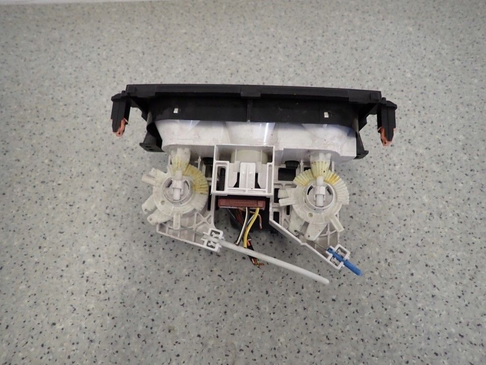 SUZUKI SPLASH 09-14 PANEL STEROWANIA NAWIEWEM 3/4