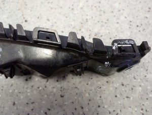 SUZUKI SPLASH 09-14 ŚLIZG ZDERZAKA PRZEDNI LEWY 4/5 MINIATURA