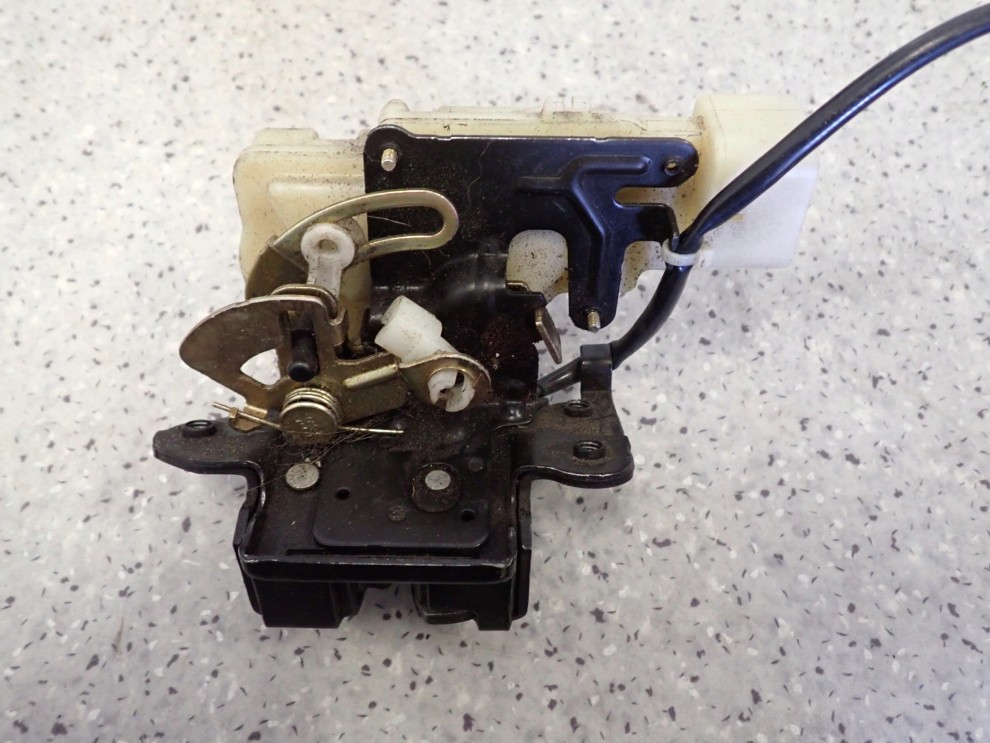 MAZDA PREMACY 99-05 ZAMEK KLAPY BAGAŻNIKA 4/5