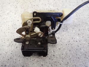 MAZDA PREMACY 99-05 ZAMEK KLAPY BAGAŻNIKA 4/5 MINIATURA