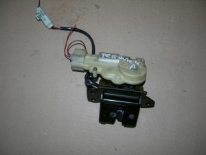 MAZDA 323 BJ F 98- ZAMEK KLAPY BAGAŻNIKA SIŁOWNIK 2/2 MINIATURA