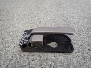 KIA CARENS III 06- KLAMKA WEWNĘTRZNA DRZWI PRZEDNIA PRAWA 2/3 MINIATURA