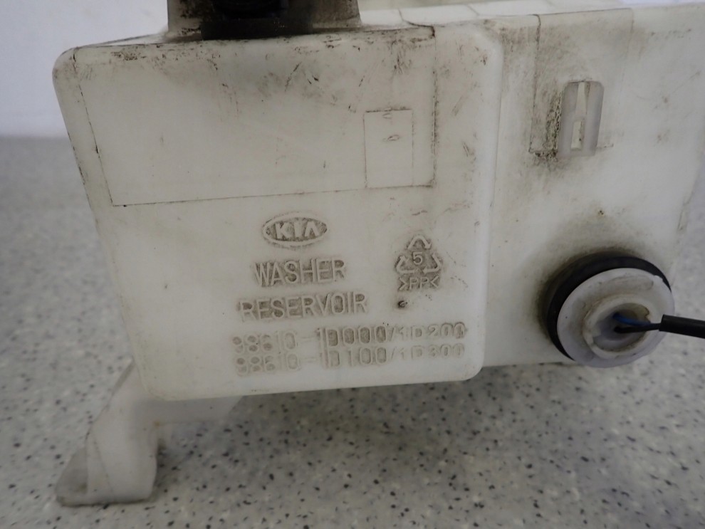 KIA CARENS III 06- ZBIORNICZEK PŁYNU DO SPRYSKIWACZY 7/8