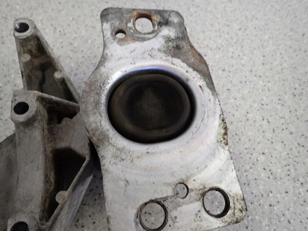 NISSAN ALMERA N16 03- 1.5 DCI PODUSZKA SILNIKA PRZEDNIA PRAWA 5/6