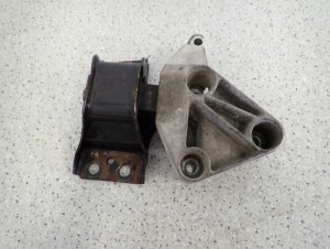 NISSAN ALMERA N16 03- 1.5 DCI PODUSZKA SILNIKA PRZEDNIA PRAWA 1/6 MINIATURA