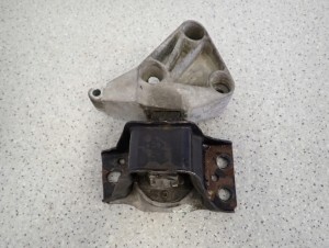 NISSAN ALMERA N16 03- 1.5 DCI PODUSZKA SILNIKA PRZEDNIA PRAWA 2/6 MINIATURA