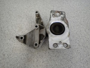 NISSAN ALMERA N16 03- 1.5 DCI PODUSZKA SILNIKA PRZEDNIA PRAWA 4/6 MINIATURA