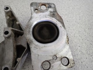 NISSAN ALMERA N16 03- 1.5 DCI PODUSZKA SILNIKA PRZEDNIA PRAWA 5/6 MINIATURA