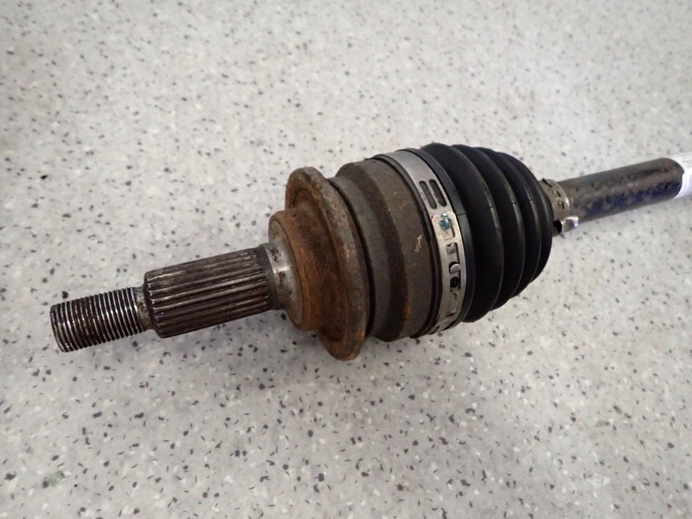 SUZUKI SWIFT 1.3i 07-09 PÓŁOŚ LEWA 2/3