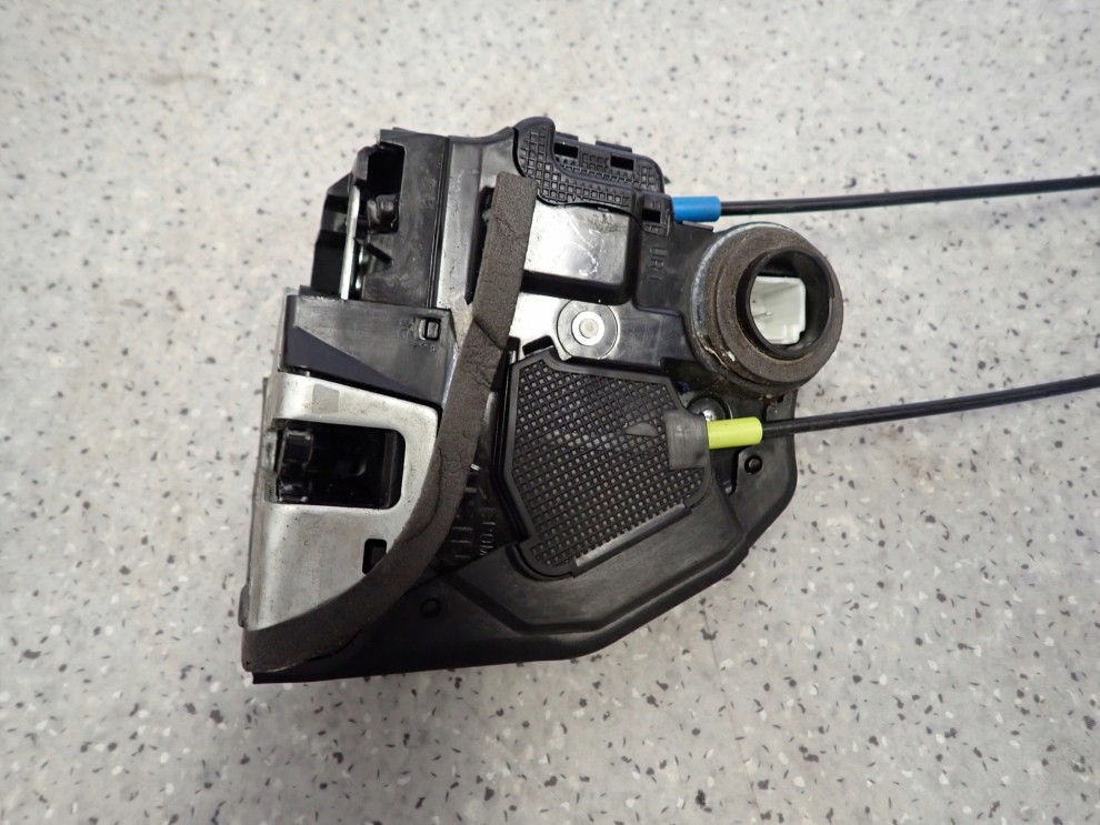 TOYOTA AURIS 06-12 ZAMEK DRZWI TYLNY PRAWY 4/6