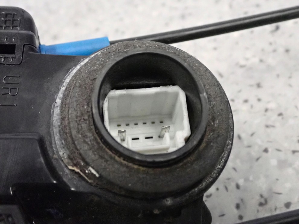 TOYOTA AURIS 06-12 ZAMEK DRZWI TYLNY PRAWY 5/6