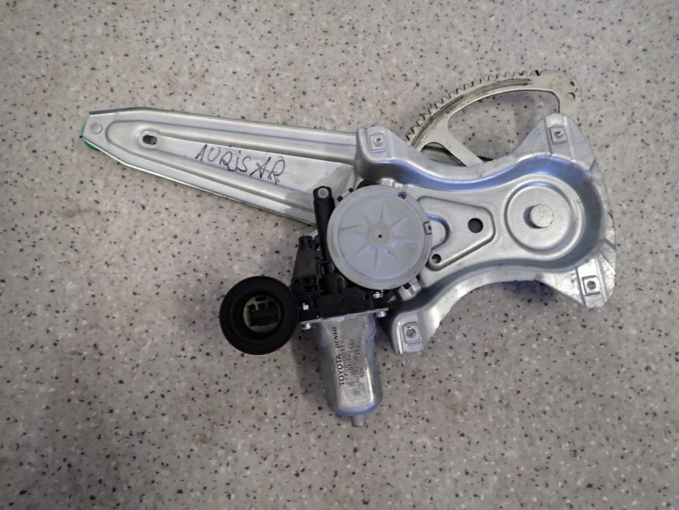 TOYOTA AURIS 06-12 PODNOŚNIK TYLNY PRAWY 1/3