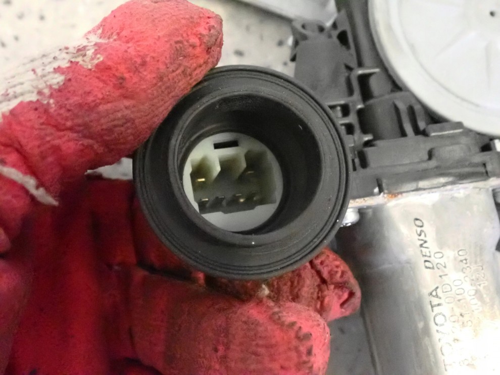 TOYOTA AURIS 06-12 PODNOŚNIK TYLNY PRAWY 2/3