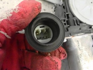 TOYOTA AURIS 06-12 PODNOŚNIK TYLNY PRAWY 2/3 MINIATURA