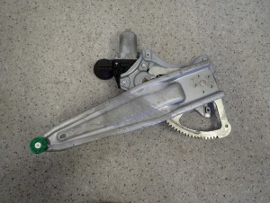 TOYOTA AURIS 06-12 PODNOŚNIK TYLNY PRAWY 3/3 MINIATURA